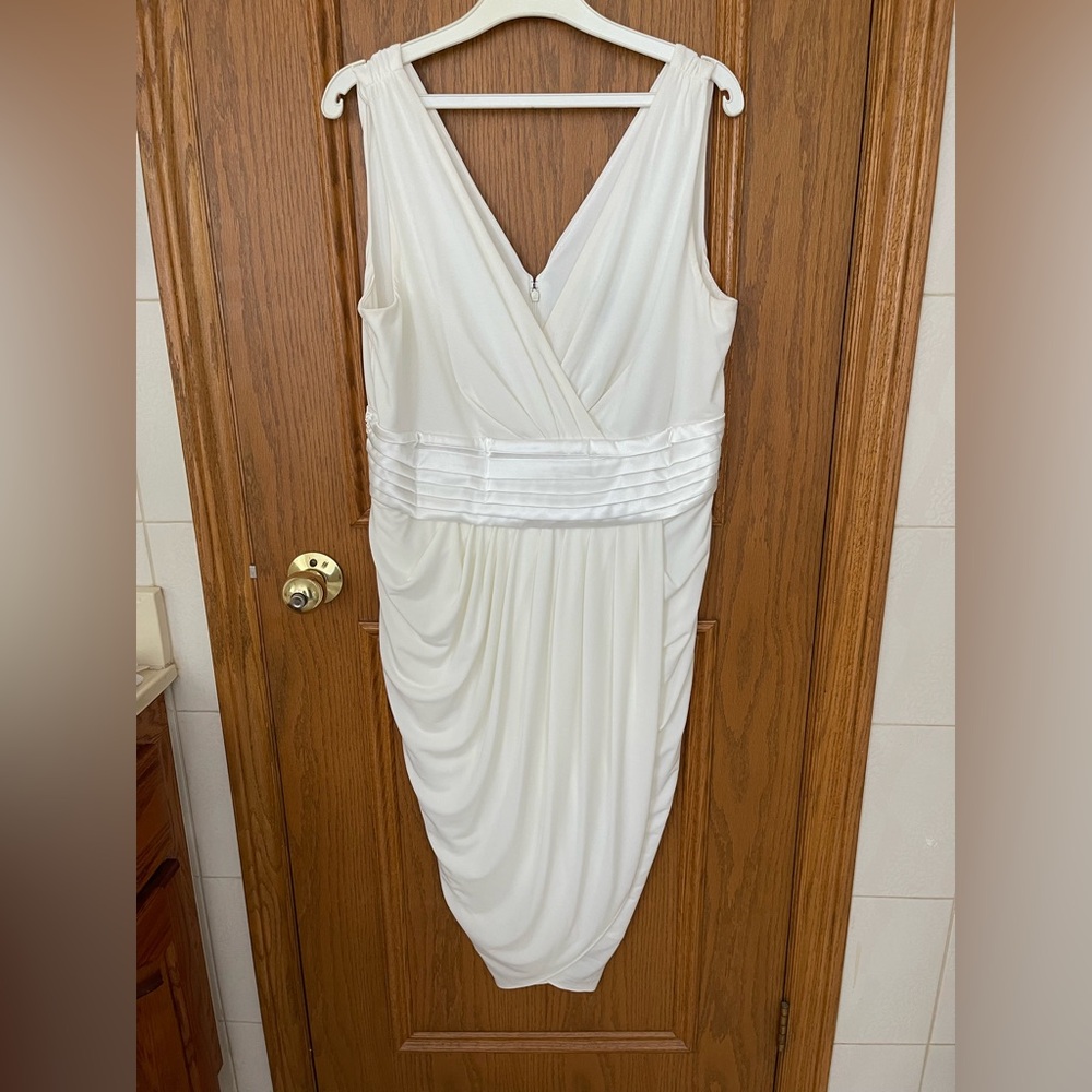 Elegant White Sleeveless Dress
